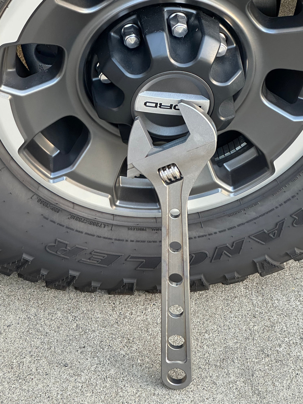 CountyComm Adjustable Wrench Titanium 18"