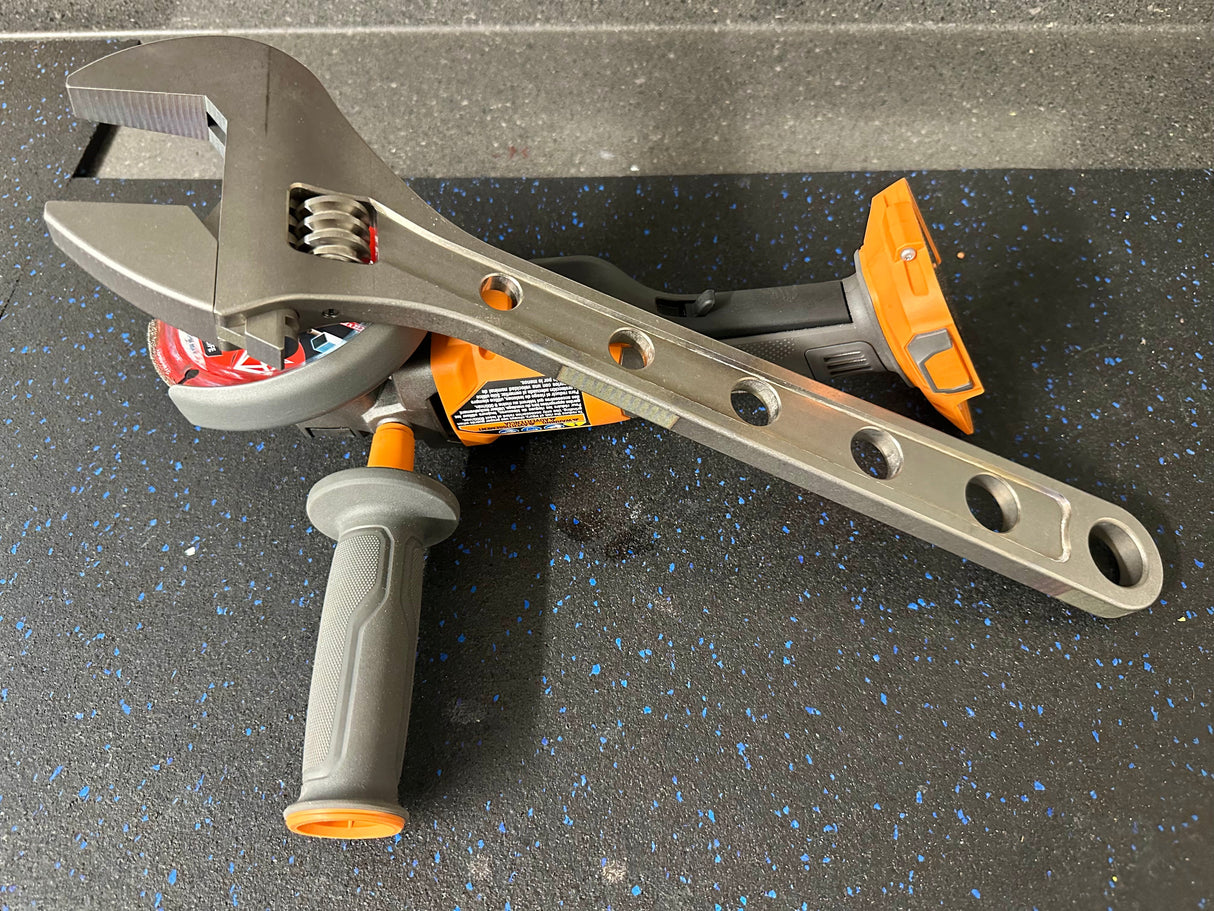 CountyComm Adjustable Wrench Titanium 18"