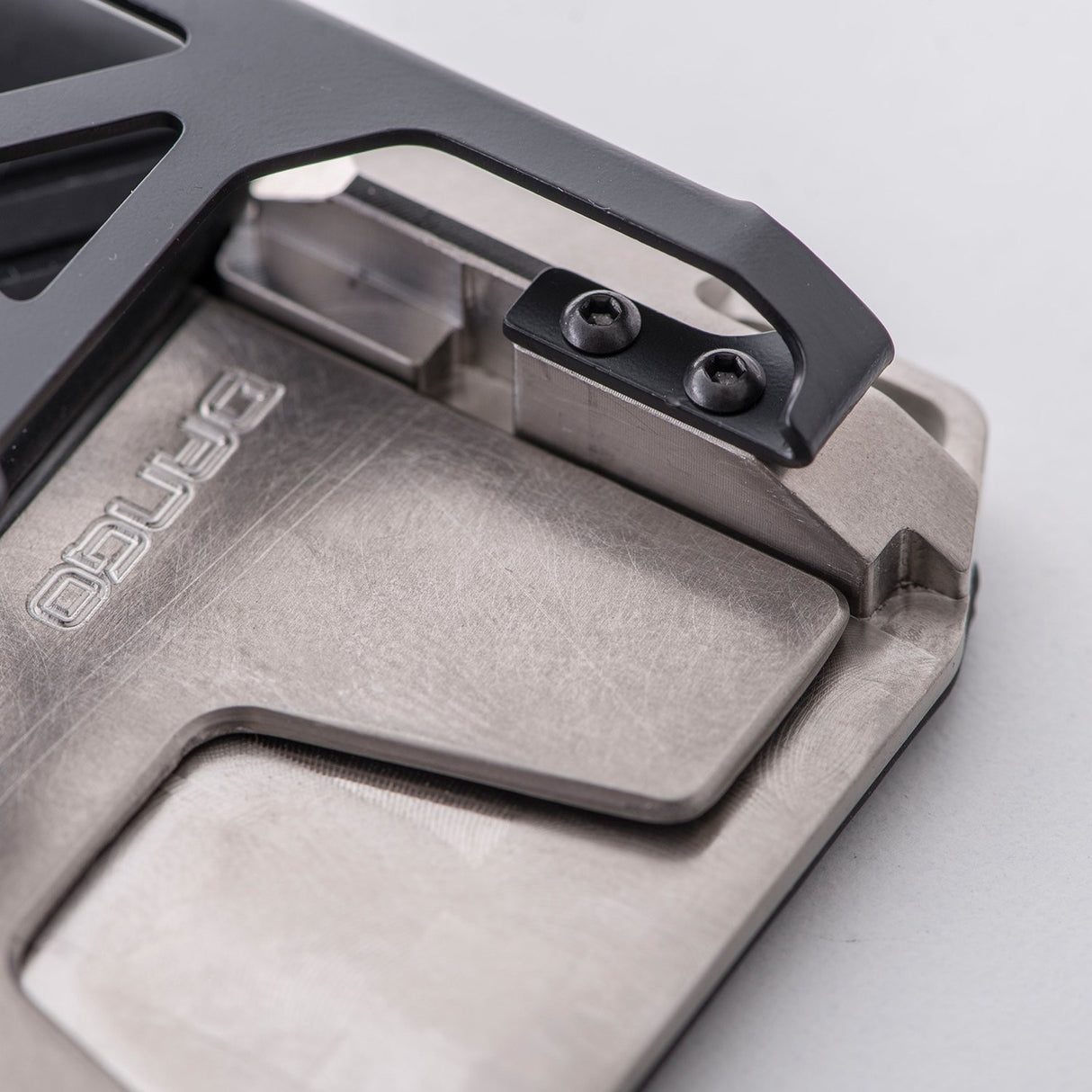 M1 Chassis Clip - Klipsu