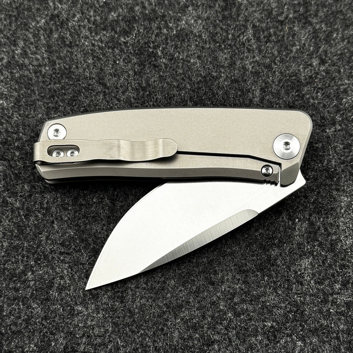 CornCraft Redshift Thumb Stud Knife