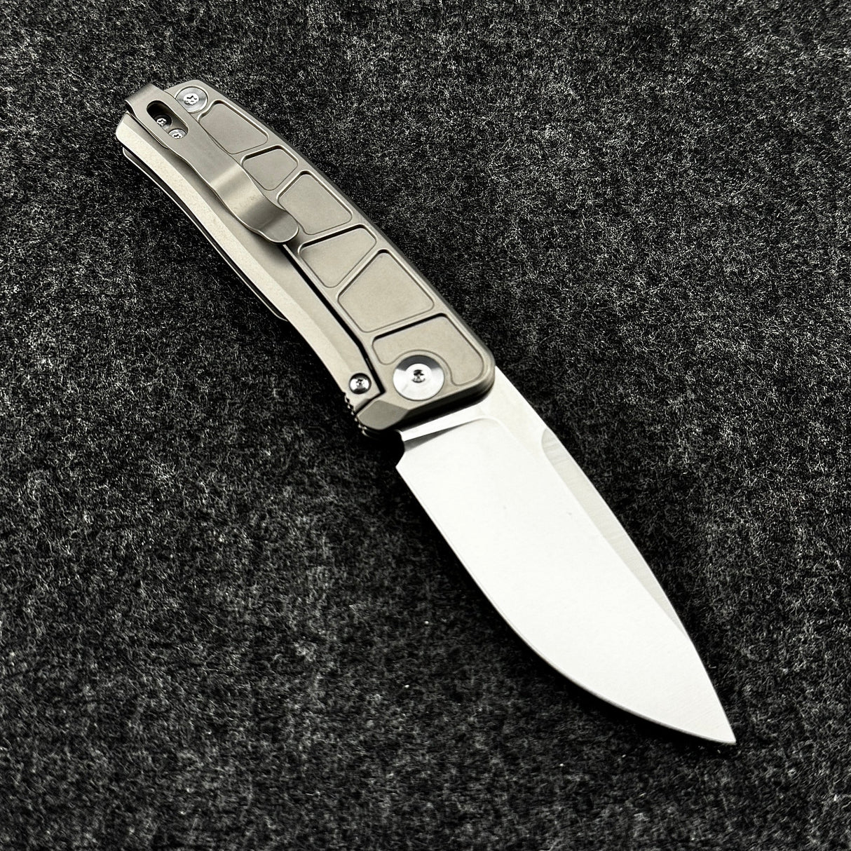 CornCraft Redshift Thumb Stud Knife