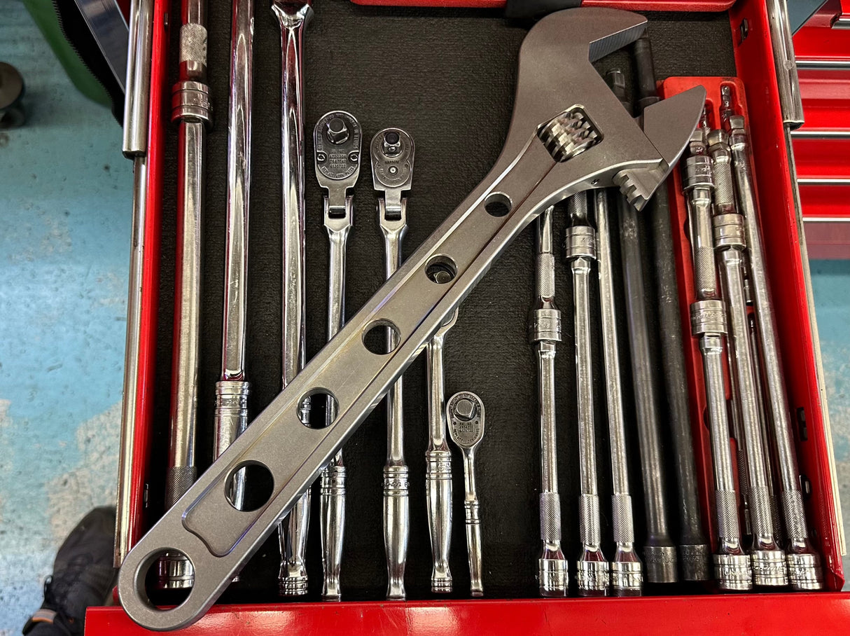 CountyComm Adjustable Wrench Titanium 18"