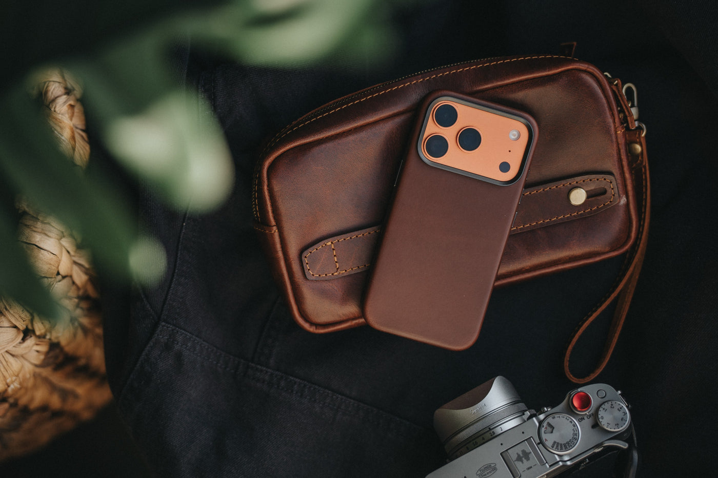 Nomad Traditional Leather Case Horween iPhone Series 17